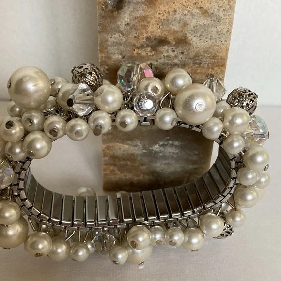 Vintage Expandable Faux Pearl Bead Chunky Jingle Bracelet - Picture 7 of 12